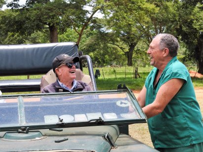 Bargrove-Veterinary-Group-Doug-Bruce-chats-to-client